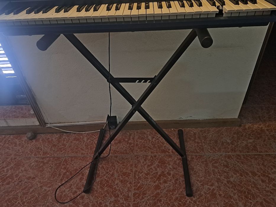 Piano Roland com pé