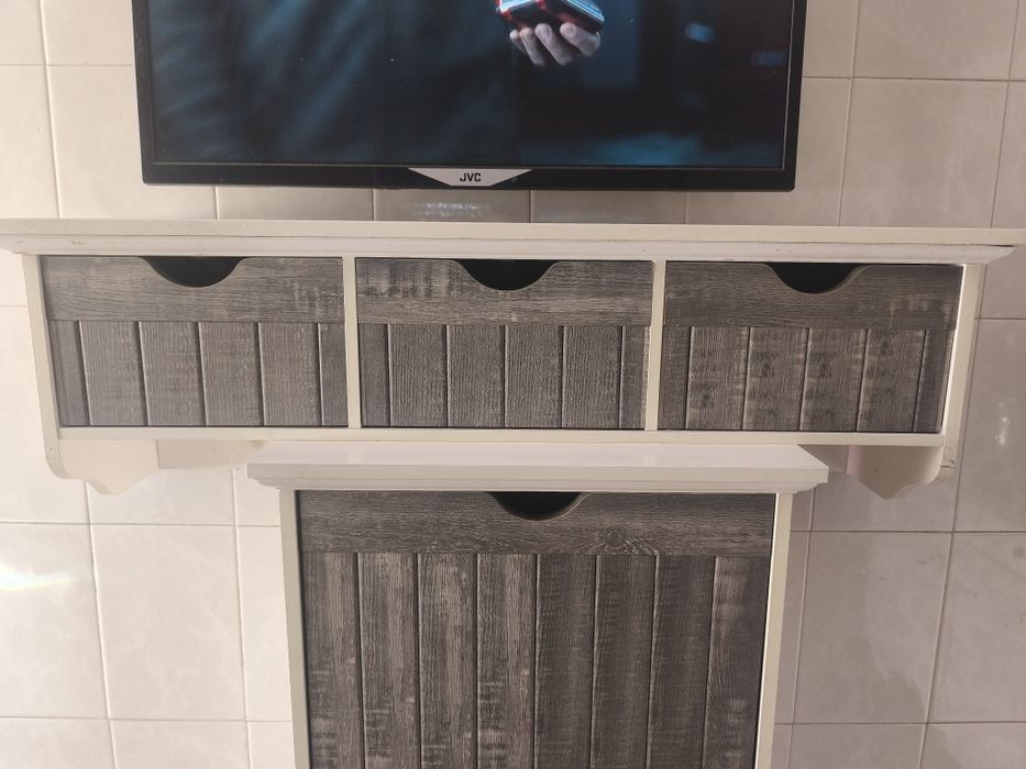 Prateleira de parede com arrumação e cabides