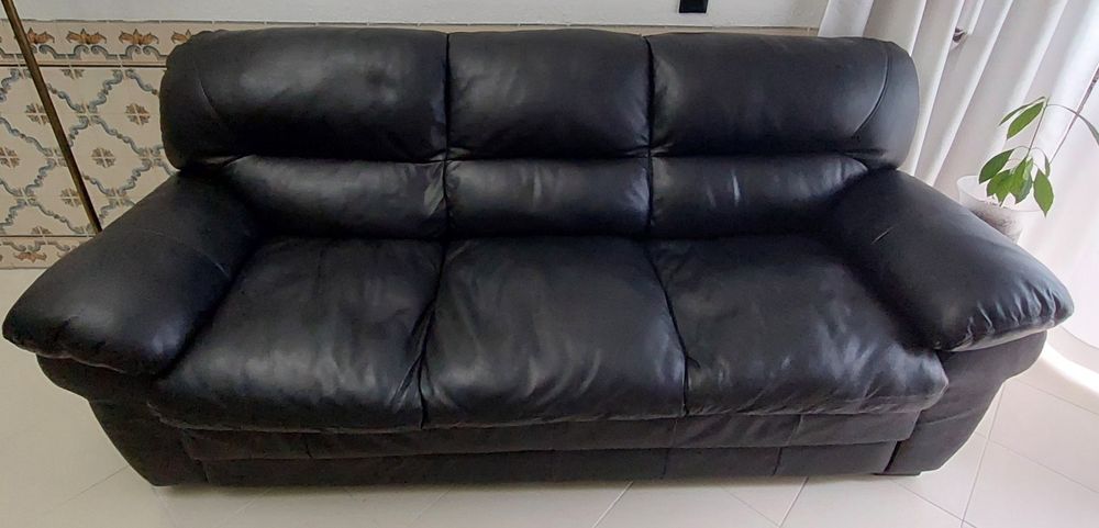 Sofá de pele genuína de cor preta
