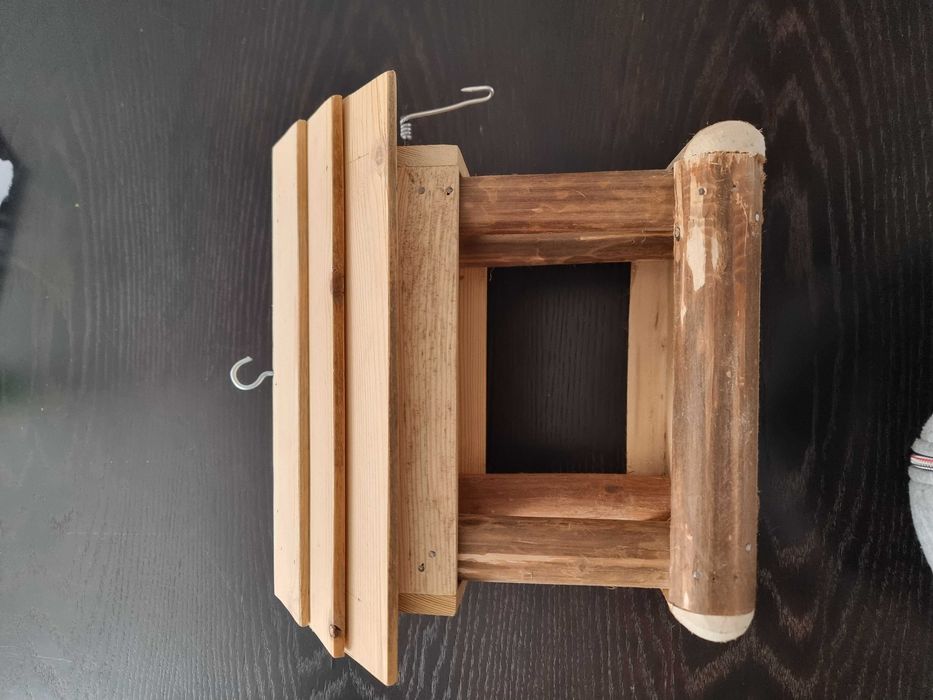 Solidny karmnik dla ptaków z surowego drewna XL