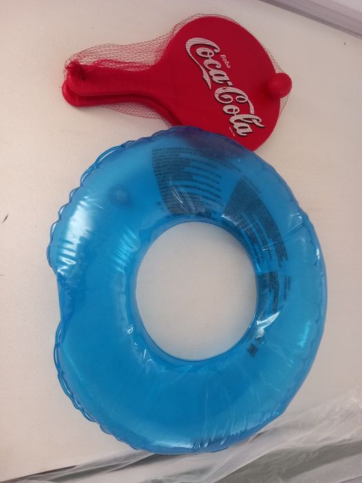 Raquetes de praia novas e bóia