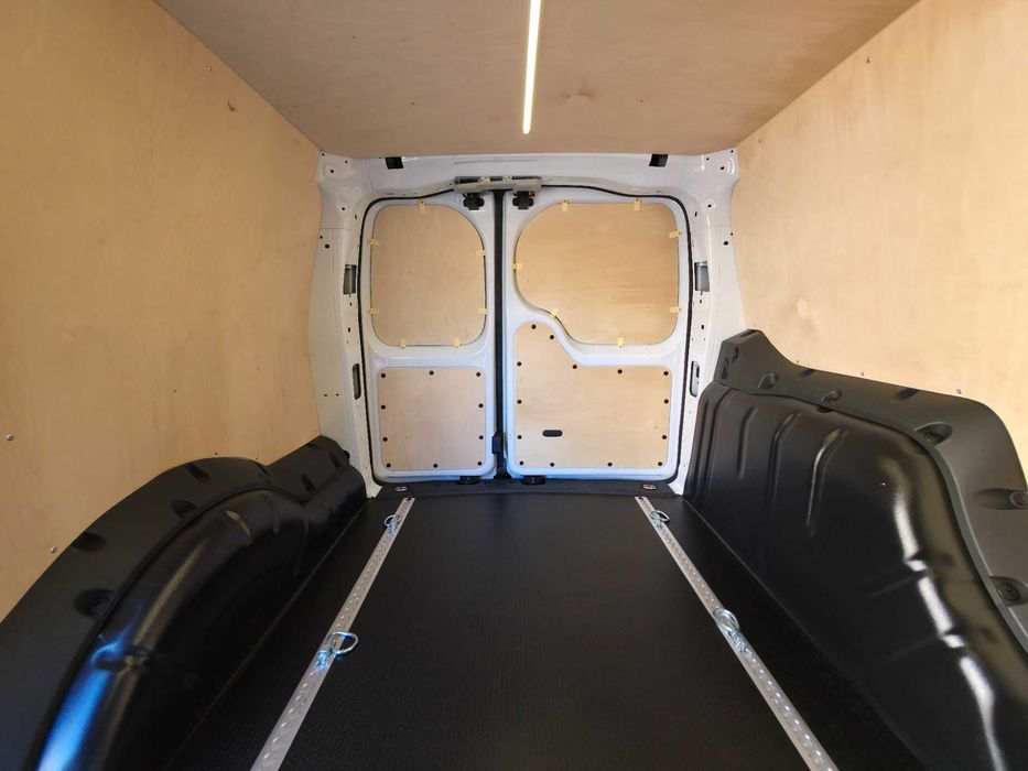 Zabudowa zabezpieczenie ze sklejki Ford Transit Connect van