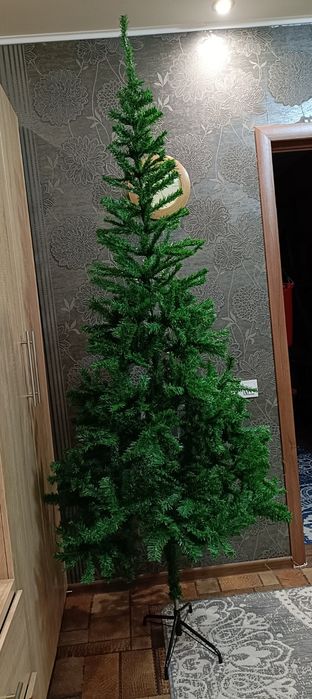Ялинка нова 2.10м на підставці