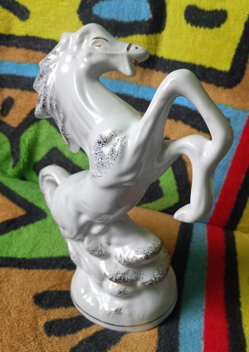 Figurka porcelanowa koń