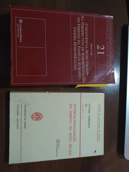 Vários livros .     .