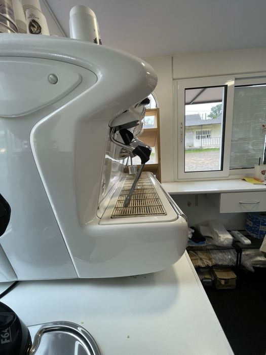 Кавомашина Faema Emblema біла та рожева