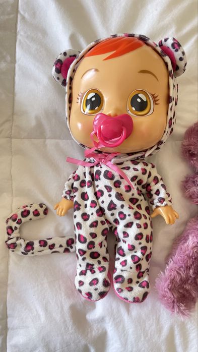 Boneca Cry Babies com 2 roupas inclusas