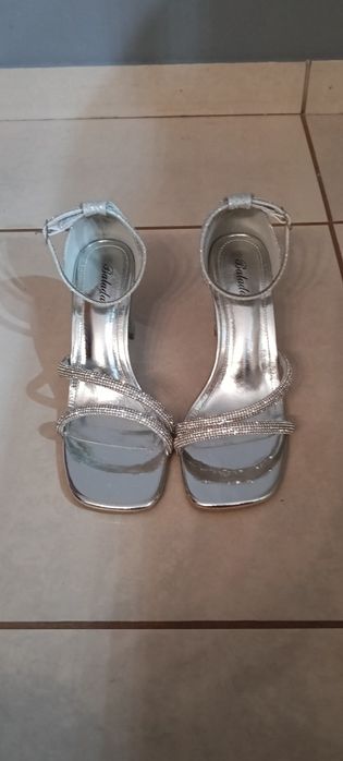 Srebrne Brokatowe Sandały w Cyrkonie na Słupku