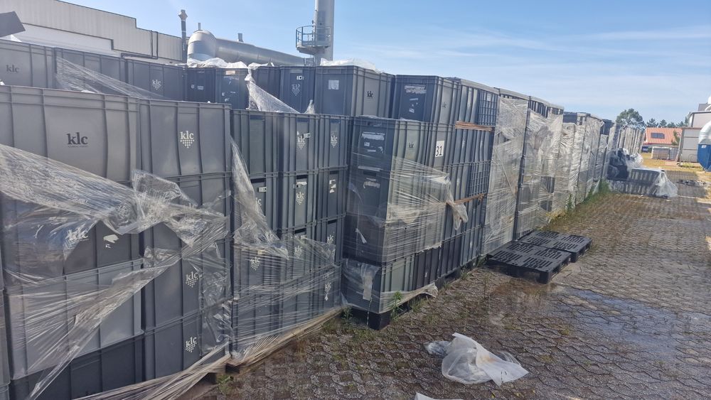 Caixas palotes em plástico com tampas