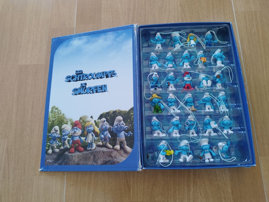Conjunto de 28 figuras de Smurfs, datadas de 2011.