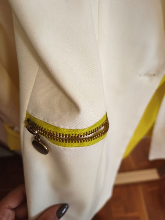 Blazer branco e amarelo