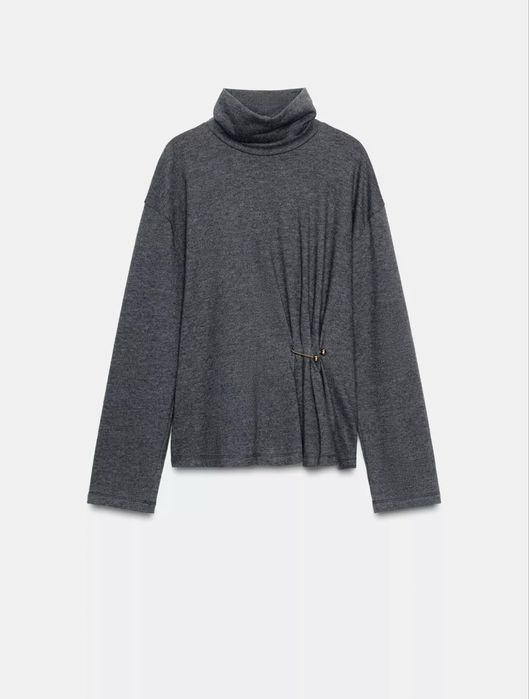 Мякий топ з металевою апликаціею