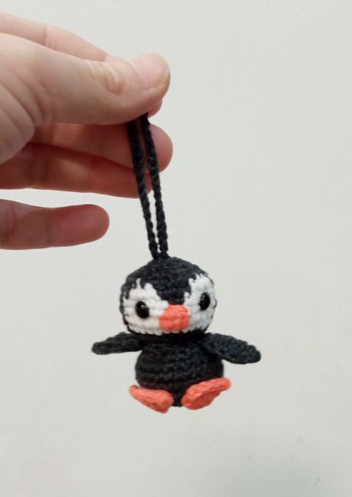 Pingwinek wykonany na szydełku, brelok