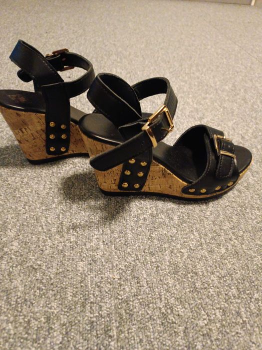 Sandałki na koturnie korkowym