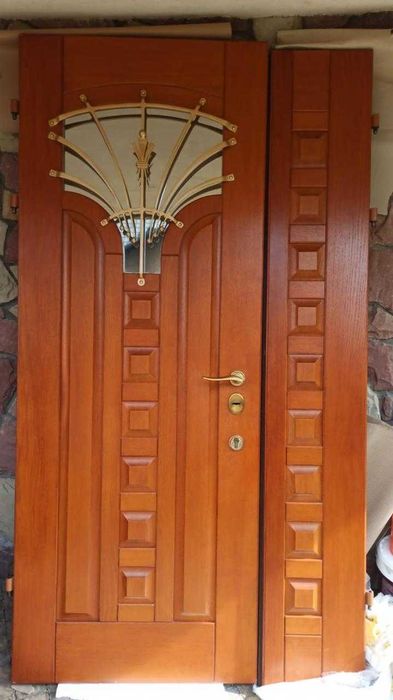 вхідні двері в будинок