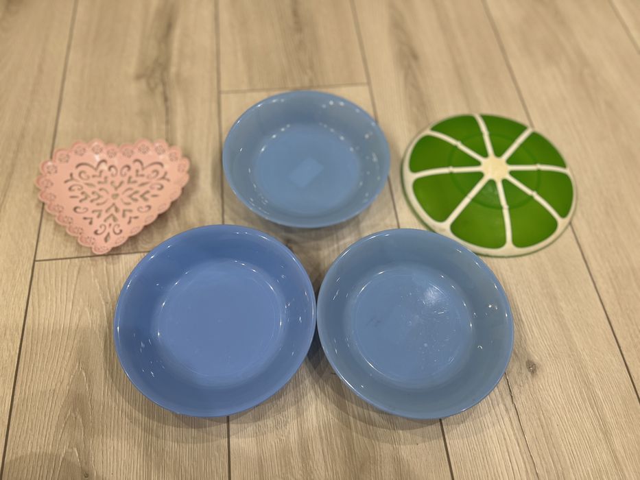 Набір пластикового посуду