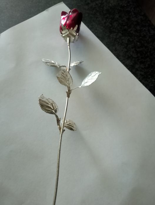 Rosa em metal prateada
