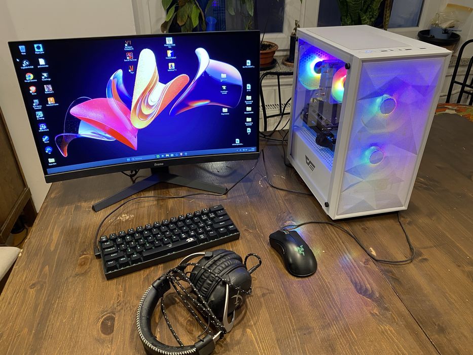 Komputer gamingowy Ryzen 5 Rx 6600 xt z monitorem