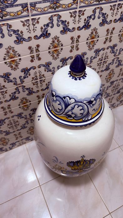 Hand-painted porcelain pot437155956671139842