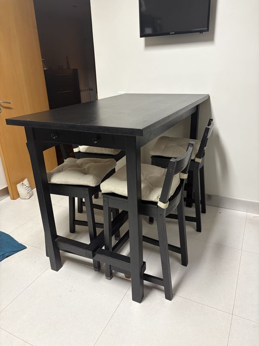 Mesa alta de cozinha com cadeiras