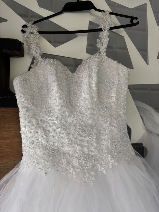 Suknia slubna S swarovski