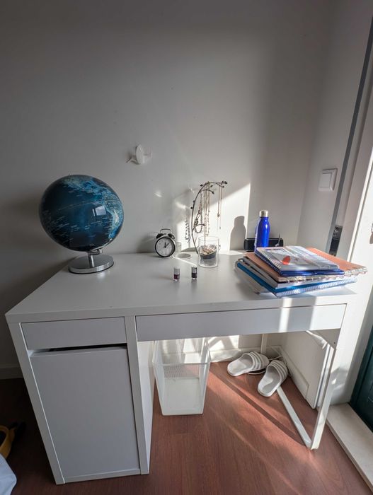 Conjunto Ikea: Secretária micke, cadeira giratória e quadro skadis combinação