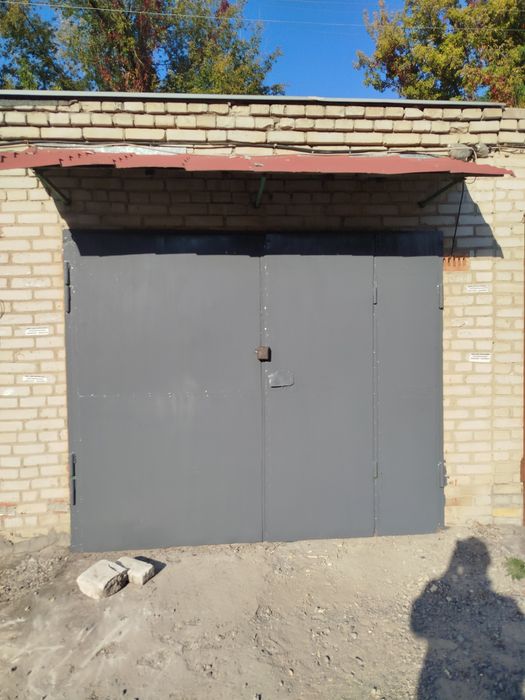 Цегляний гараж з охороною