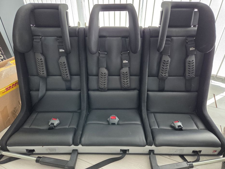 Cadeira automóvel de 3 lugares + cadeira para bebé