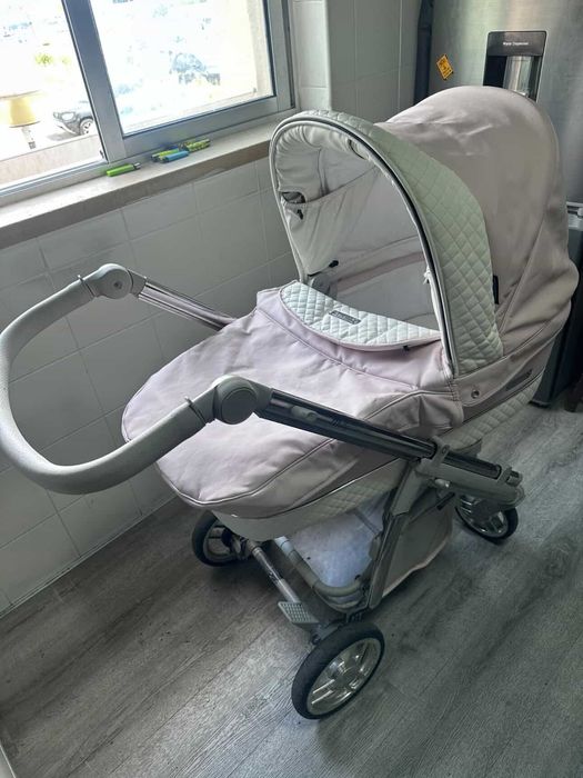 Carrinho bebé cor de rosa