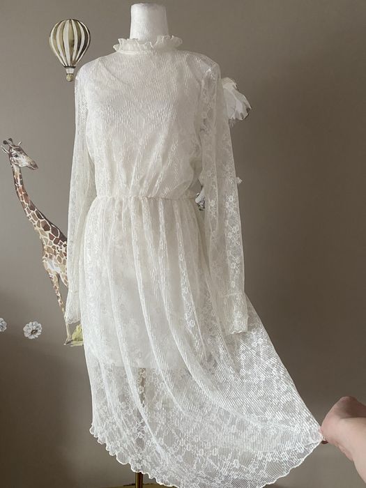 Biała koronkowa sukienka ze stójką wieczór panieński