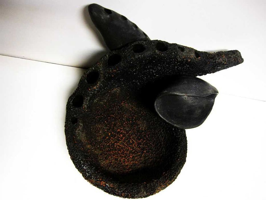 escultura em cerâmica assinada ADRIANO e datada 1987