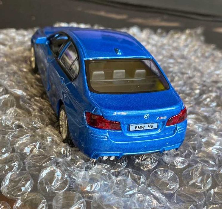 Model BMW M5 F10 (Niebieski) - 1:32 Otwierane Drzwi Napęd Pull-Back!