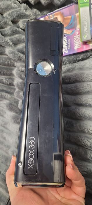 Konsola Xbox 360,kinekt, 2 pady, 7 gier. Polecam.