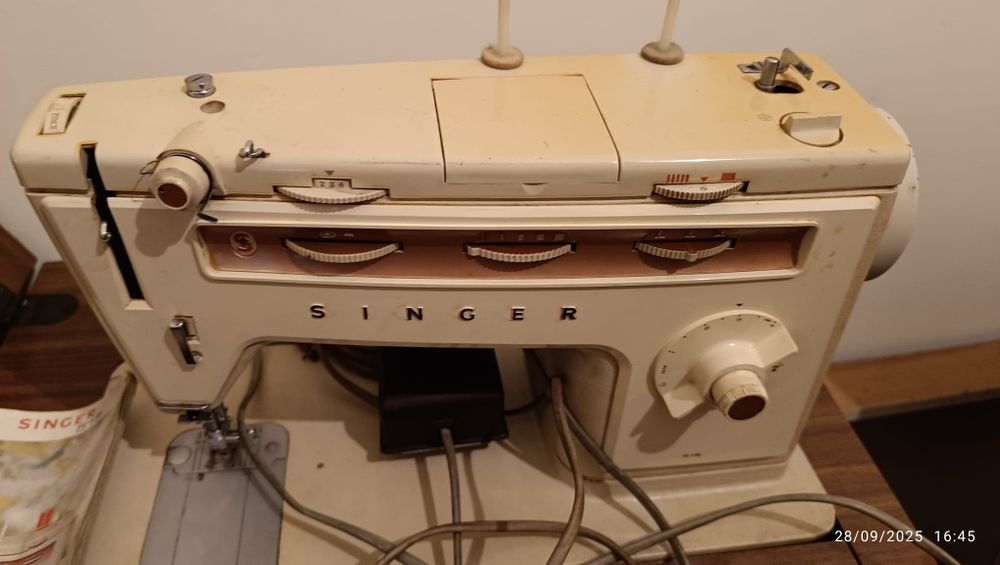 Maquina de costura Singer com armário e motor