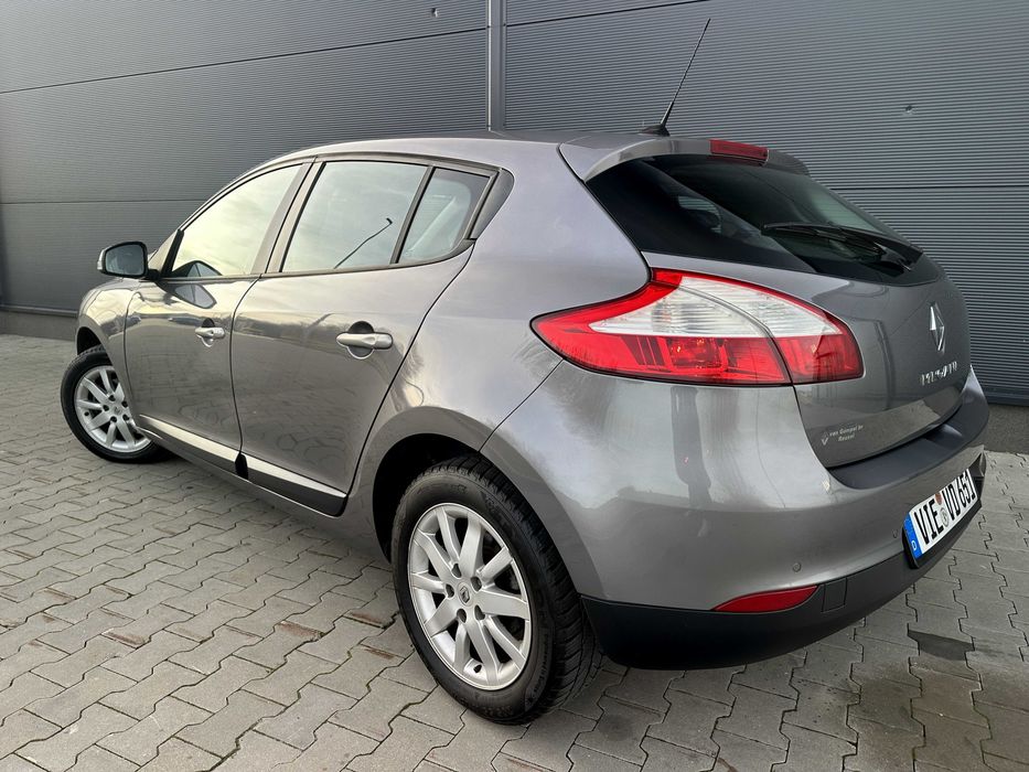 RENAULT MEGANE III 1.4T 130PS Bi-Xenon Keyless Navi PDC 16" EDITION !