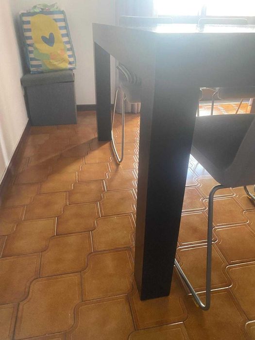 Mesa em madeira wengue e cadeiras