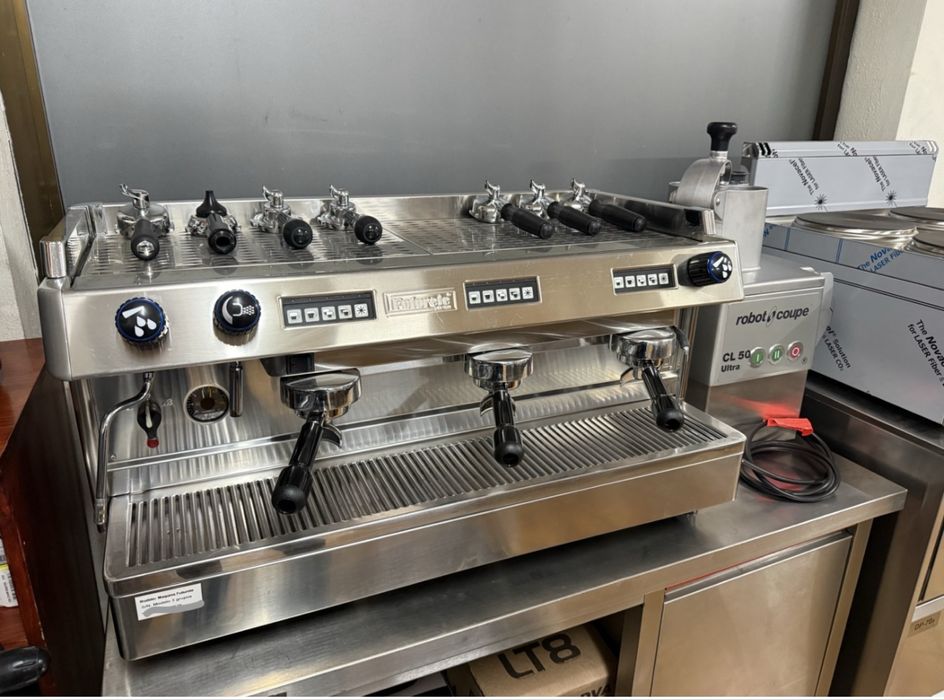 Maquina de cafe futurete  3 grupos Muito Nova