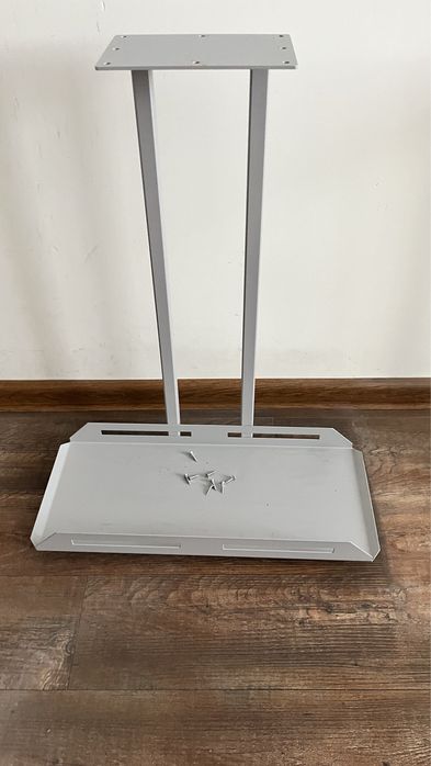 Podstawka wisząca pod komputer