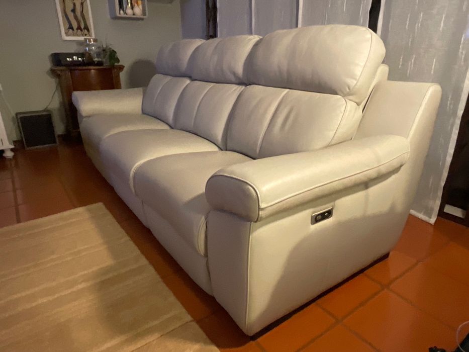 Sofá de pele 3 lugares com 2 Chaise Long + 2 Encostos Reclináveis Elétricos e Saídas de USB – Como Novo devido a Mudança