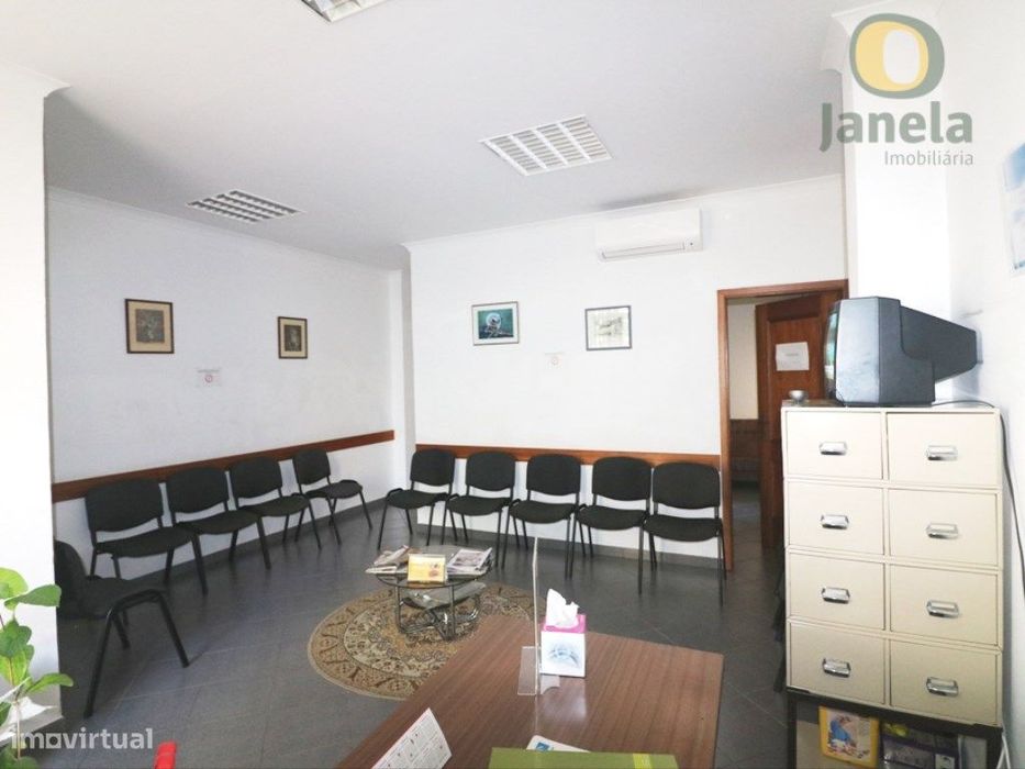 Consultório médico, no Centro de Olhão