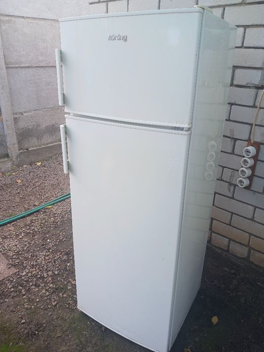 Продам двухкамерный холодильник..