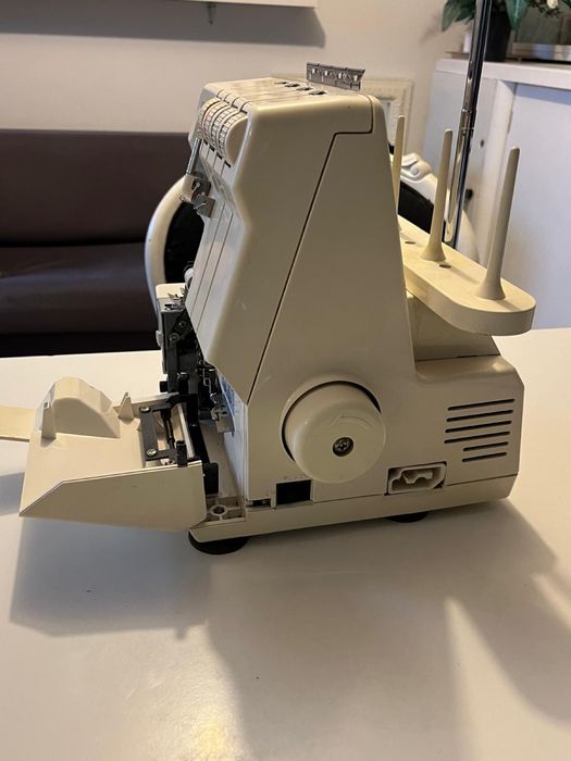 Maszyna do szycia Overlock Husqvarna Huskylcok 90