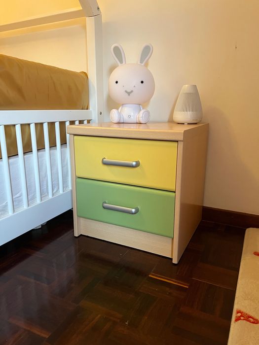 Cómoda e mesa de cabeceira