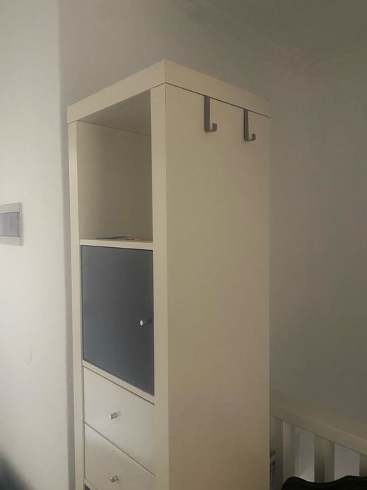 Móvel IKEA (Modelo Kallax) c/ Gavetas, Portas e Ganchos Laterais – Como Novo