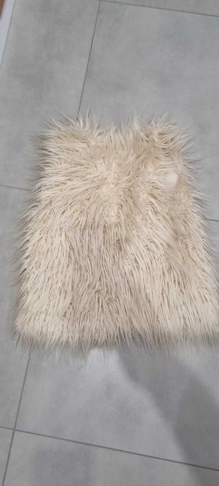 Kamizelka z białym długim futerkiem