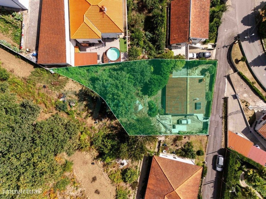 Moradia Térrea com grande potencial | Garagem e Jardim