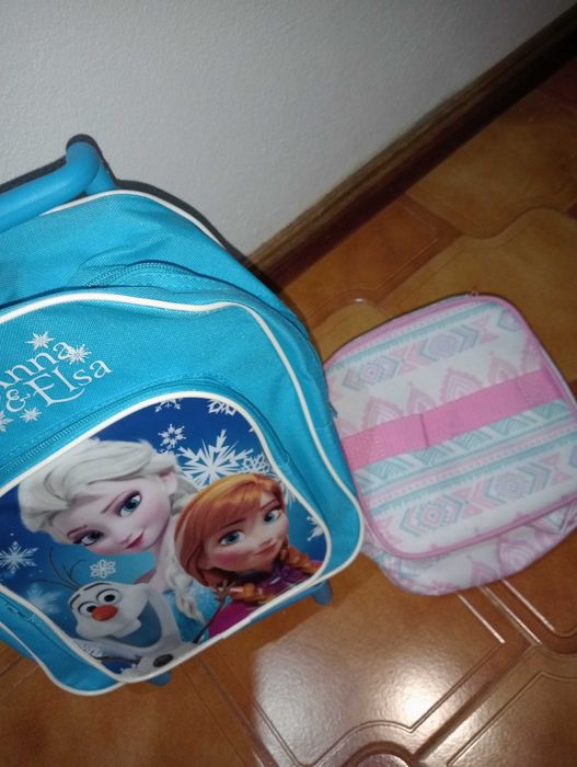 Mochila da Frozen com rodinhas +lancheira térmica