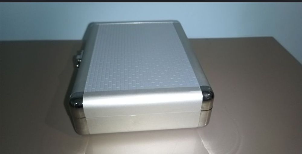 Футляр для переносу комп'ютерних запчастин