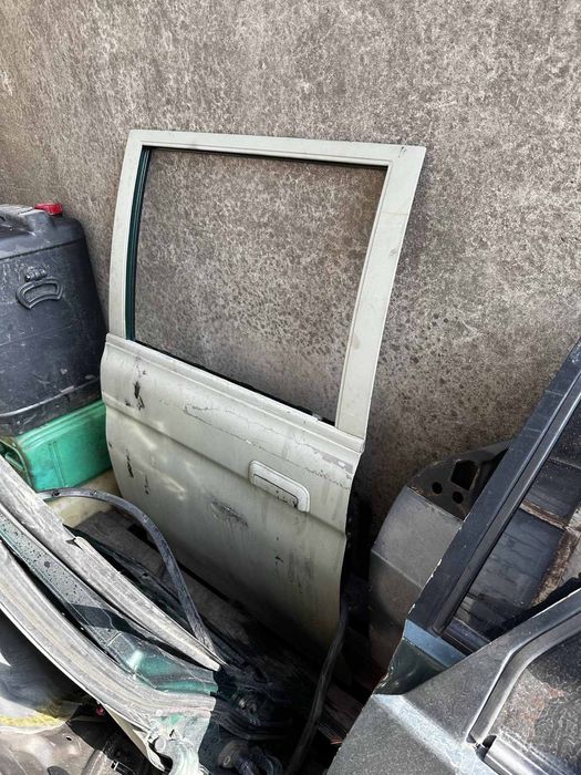 Продам правою переднюю дверь Mitsubishi L200 2004 г.в.