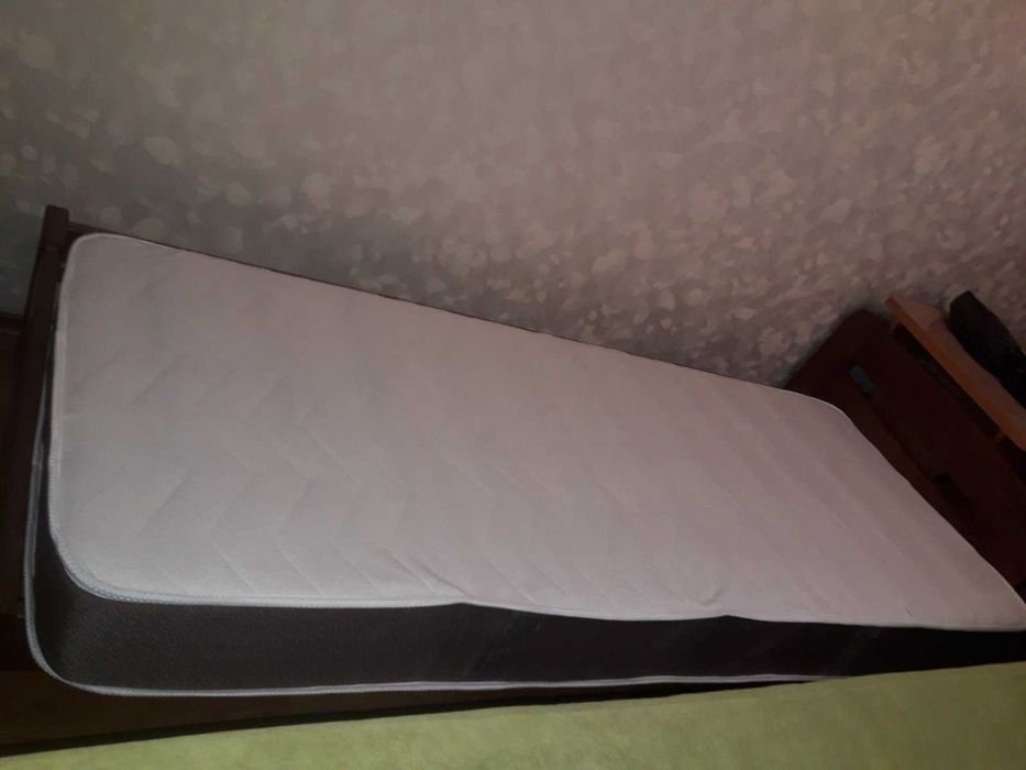 продаж ліжко односпальне з матрацем ортопедичним в гарному стані